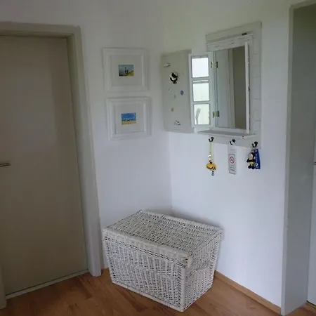 Frisian Bee Modern Retreat